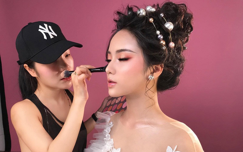 Chuyên gia trang điểm là một trong những công việc không đòi hỏi bằng cấp hay chứng chỉ trung học