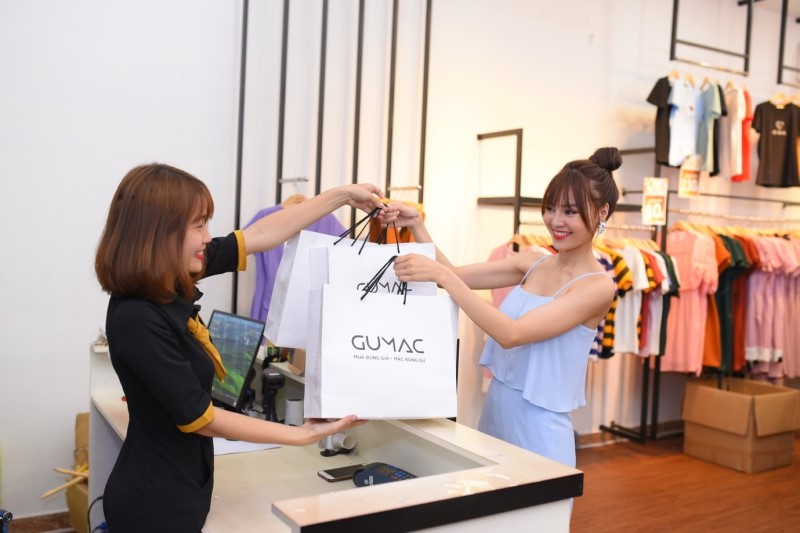 Bán hàng tại các shop quần áo