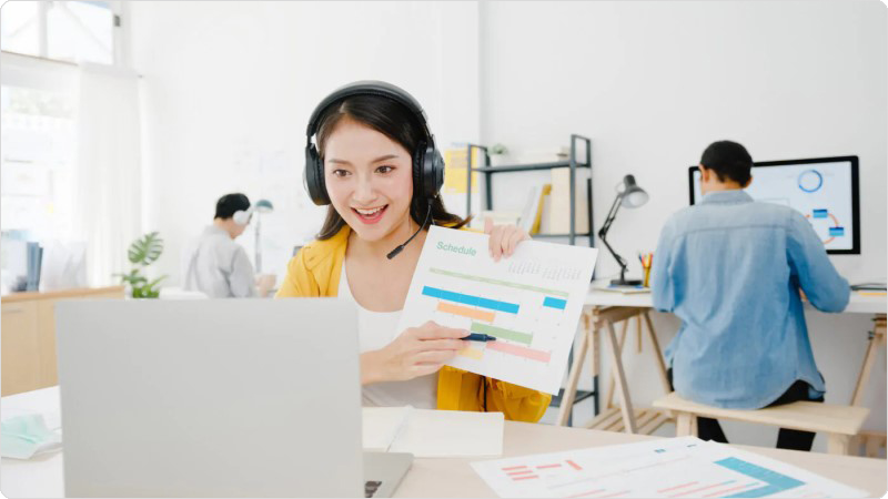 Nhân viên giới thiệu sản phẩm