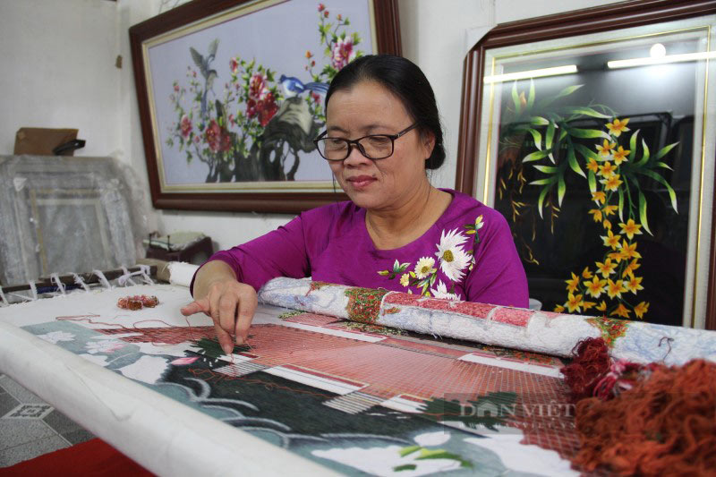 Nhận thêu tranh tại nhà là cách kiếm tiền hiệu quả cho người nội trợ