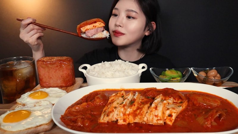 Làm Youtuber - Cách kiếm tiền cho bà nội trợ uy tín