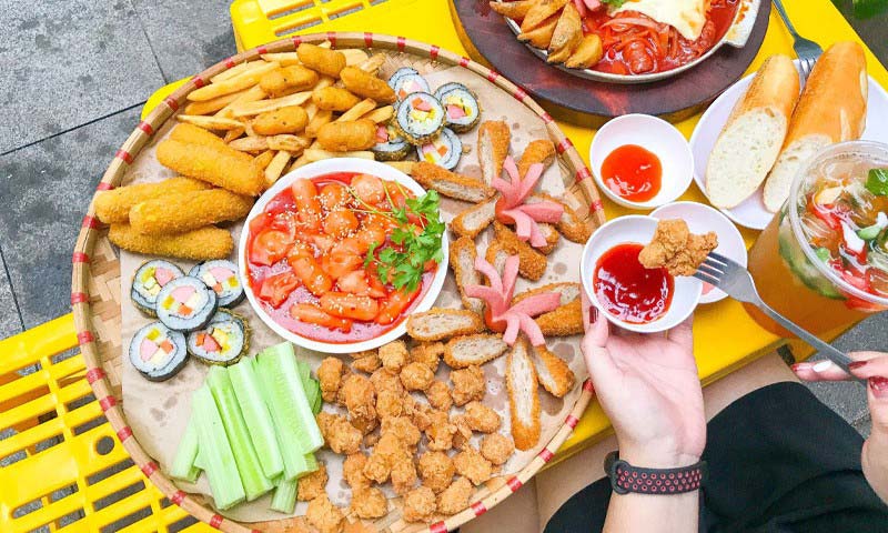 Bán đồ ăn vặt giúp bà nội trợ kiếm thêm tiền chi tiêu