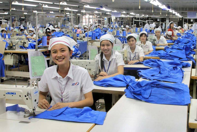 Công nhân nhà máy là mộ trong những việc làm không cần bằng cấp 
