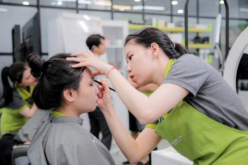 Thợ trang điểm là một trong những nghề lương cao không cần bằng cấp