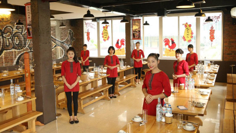 Nhân viên phục vụ quán ăn