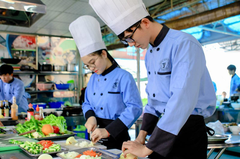 Nghề nấu ăn hoặc pha chế đang là nơi làm giàu không khó