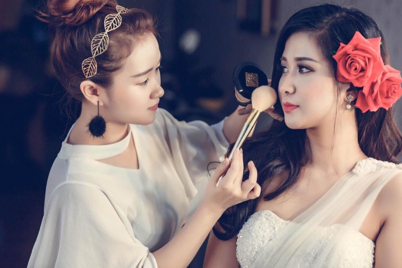 Makeup Artist - thợ trang điểm