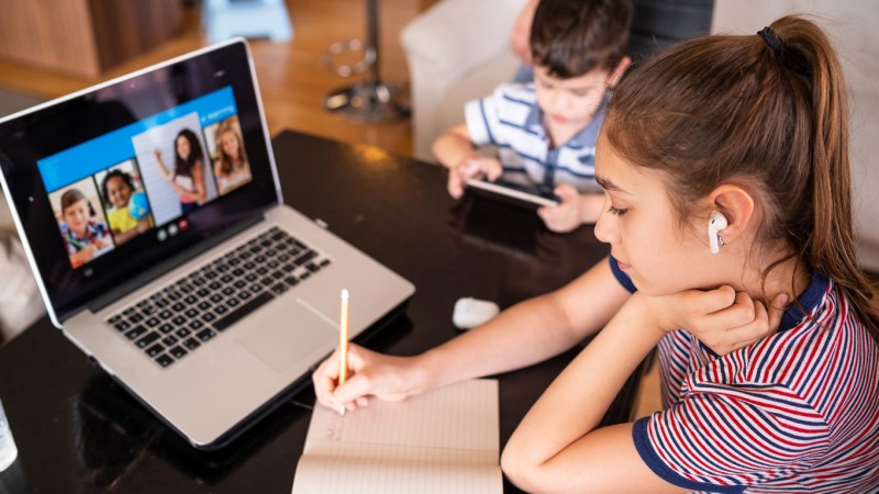 Gia sư online đã trở thành một việc làm cho học sinh cấp 3 tại nhà.