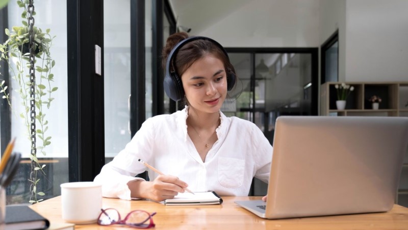 Dịch thuật cũng là một việc làm online phù hợp với học sinh cấp 3