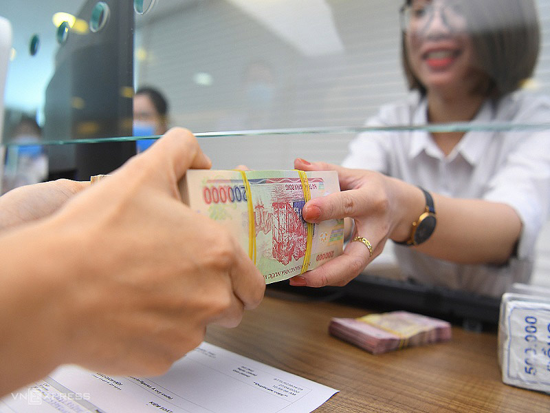 Gửi tiết kiệm ngân hàng là một trong những phương thức đầu tư an toàn và phổ biến nhất mà bạn có thể xem xét