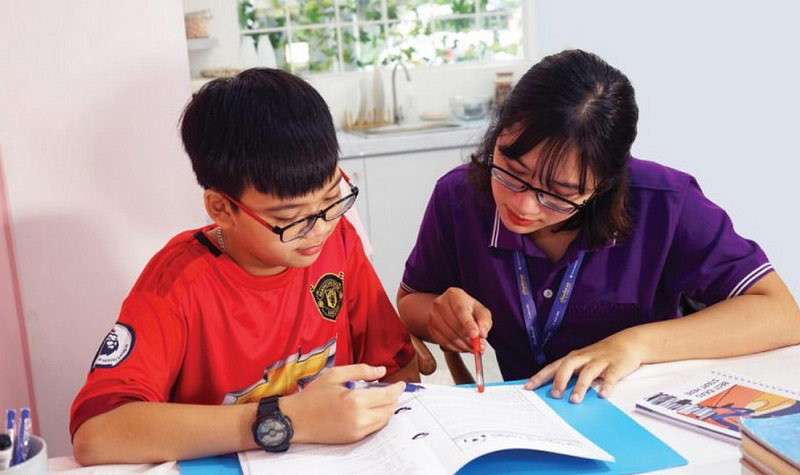 Dạy học tại các trung tâm giáo dục hoặc làm gia sư đã trở thành một công việc phổ biến trong xã hội hiện đại