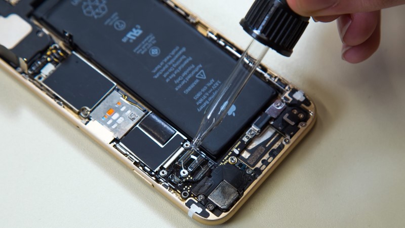 Sửa chữa điện thoại smartphone là nghề thiết yếu hiện nay