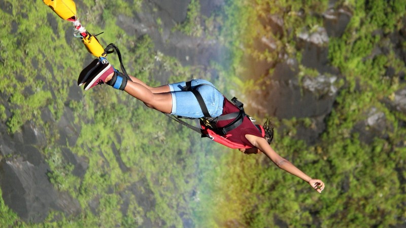 Loại hình giải trí như nhảy bungee đang trở nên rất phổ biến