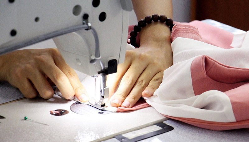 Nếu bạn có kỹ năng may vá, bạn hoàn toàn có thể sử dụng thời gian ở nhà để mở một dịch vụ sửa chữa quần áo quy mô nhỏ