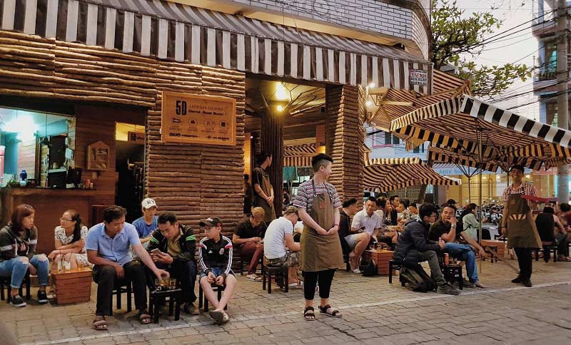Trong giai đoạn ban đầu khi quán cà phê bắt đầu hoạt động, bạn cần thường xuyên theo dõi mọi hoạt động của quán