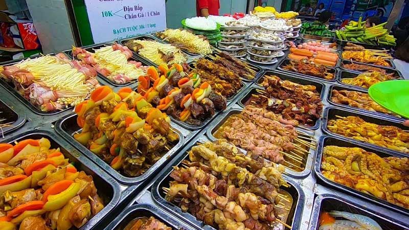 Kinh doanh đồ nướng trên vỉa hè ở Hà Nội luôn thu hút lượng lớn khách hàng suốt cả năm