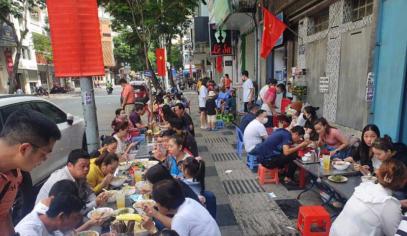 Kinh doanh quán ăn vỉa hè ở các thành phố lớn tại Việt Nam thường rất sôi động
