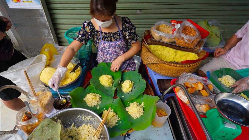Xôi trên vỉa hè đã trở thành một hình ảnh quen thuộc ở Hà Nội, đặc biệt vào buổi sáng sớm và đêm khuya