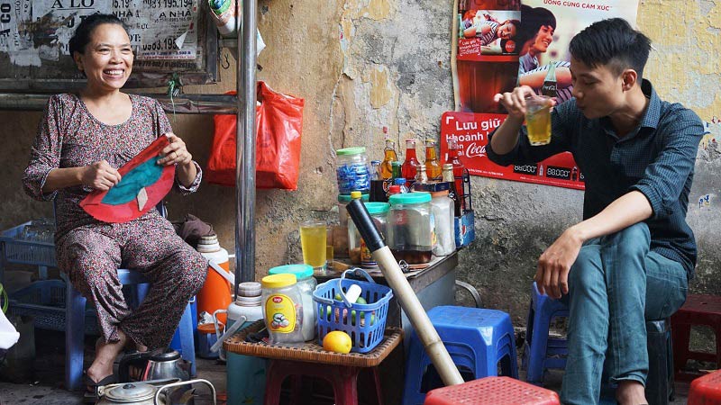 Trà đá trên vỉa hè không thể thiếu trong văn hóa Việt Nam