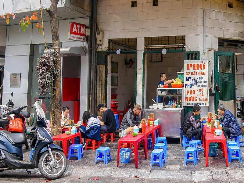 Việc kinh doanh tại vỉa hè kiếm tiền triệu mỗi ngày thường rất sôi động và đa dạng