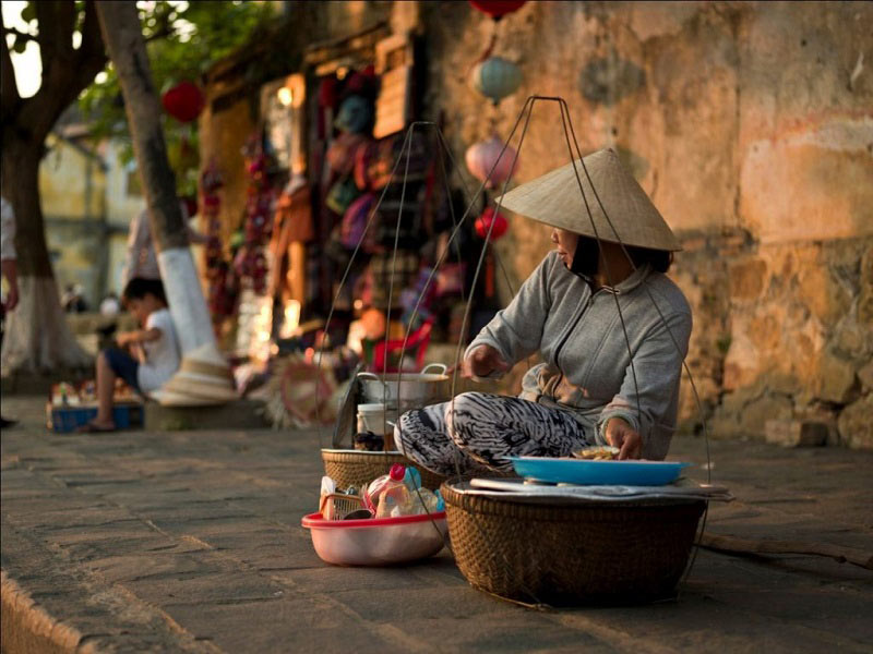 Bán hàng rong là một loại hình kinh doanh hoặc bán hàng di động, không có cửa hàng cố định