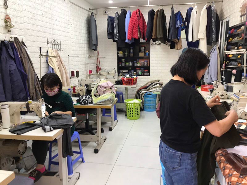 Nếu bạn có khả năng may và thêu, việc mở cửa hàng may và sửa chữa quần áo là một cách tốt để kiếm tiền