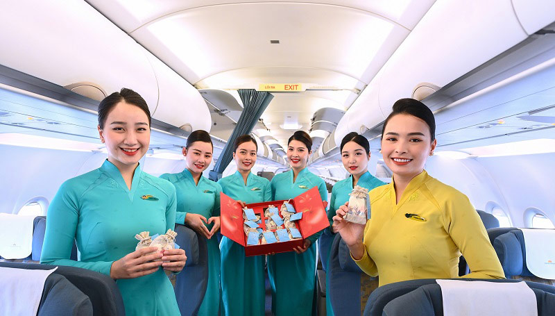 Không thể không kể đến nghề tiếp viên hàng không trong danh sách nghề lương cao dành cho nữ