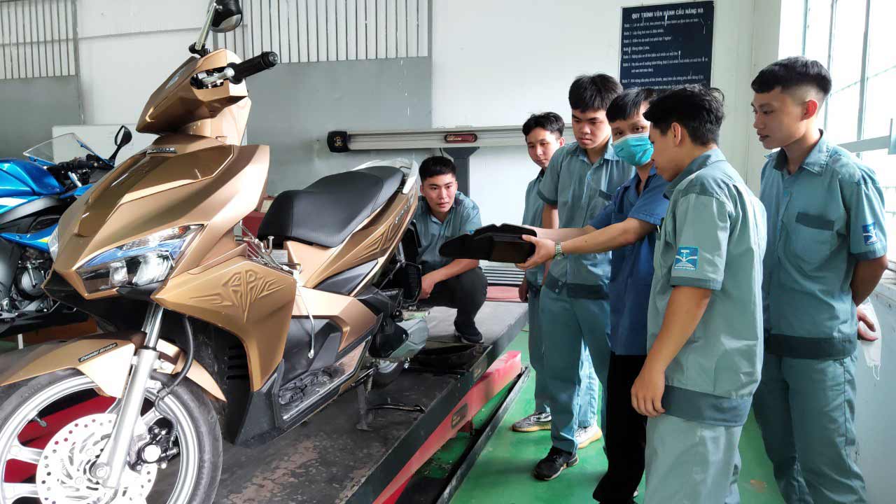 Nếu bạn đang nghĩ về việc nghỉ học sớm và không biết nên học nghề gì, hãy cân nhắc tới nghề sửa chữa xe máy và ô tô