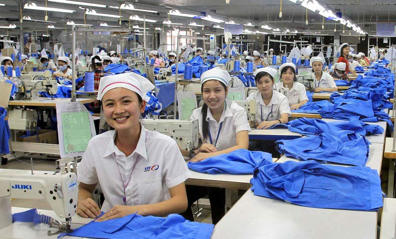 Nghề may công nghiệp là một lựa chọn phù hợp cho phụ nữ, đặc biệt là những bạn nữ đang đối diện với quyết định nghỉ học sớm