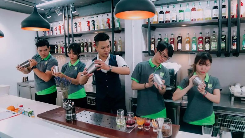 Nghề pha chế không đòi hỏi bằng cấp cao, chỉ cần bạn tốt nghiệp cấp 2 trở lên là có thể tham gia các khóa học pha chế