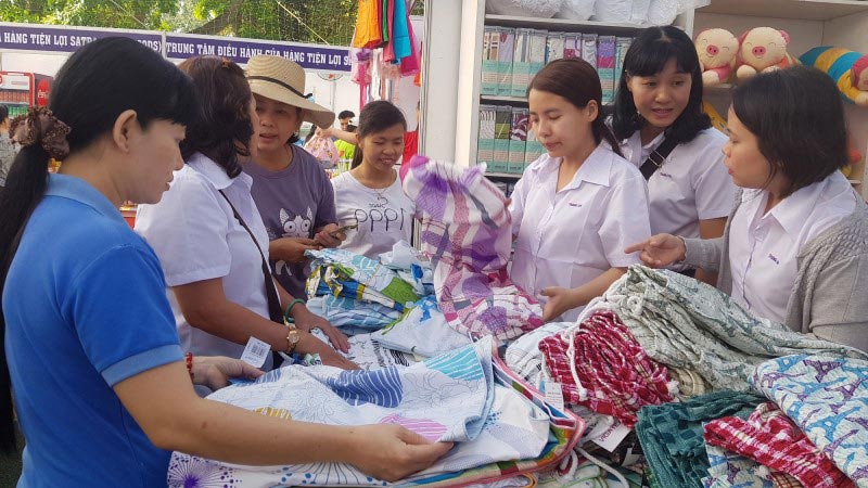 Kinh doanh quần áo giá rẻ cho công nhân sẽ giúp bạn nhanh có lãi