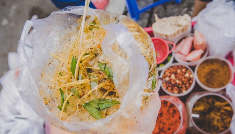 Kinh doanh đồ ăn vặt quanh khu công nghiệp cũng giúp bạn dễ kiếm tiền