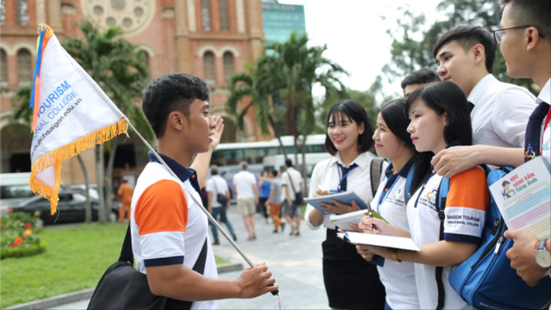 Phiên dịch viên du lịch